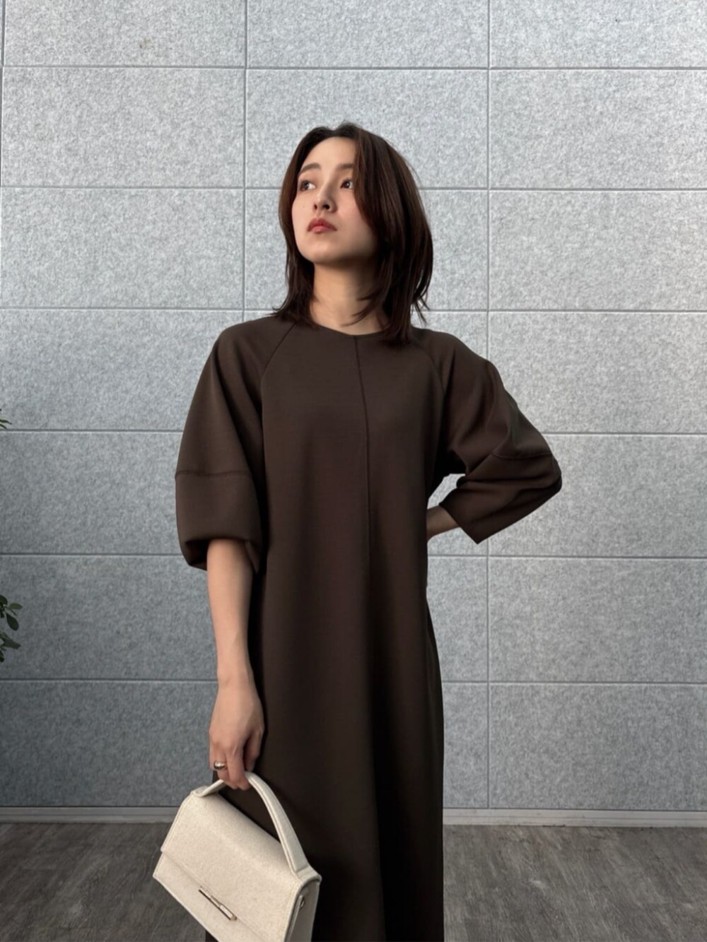 ブラウン系のワンピースを着用したレディースの秋コーディネートの7枚目の写真