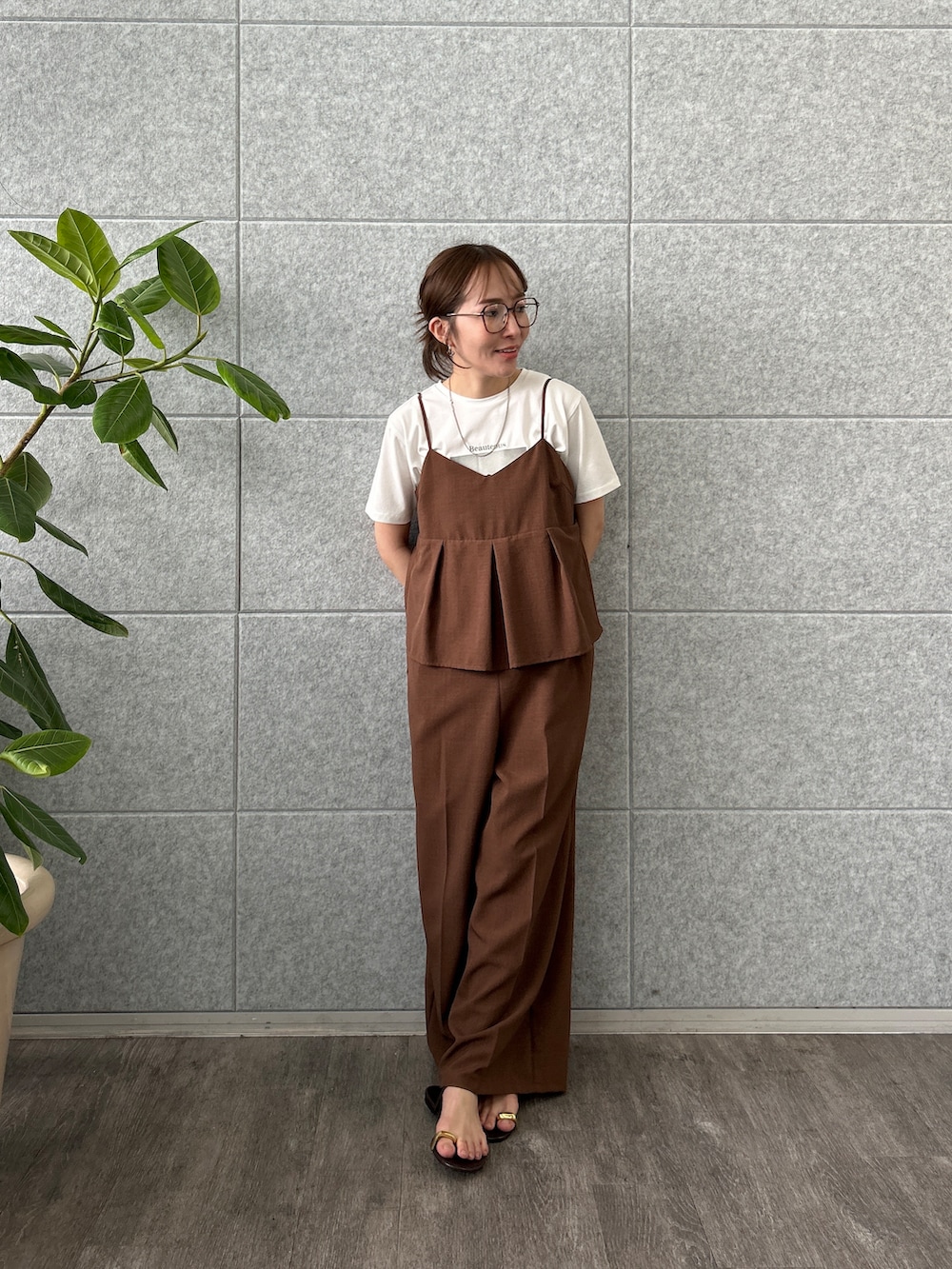 ブラウン系のサロペット/オーバーオール、ホワイト系のTシャツ/カットソーを着用したレディースの春コーディネートの2枚目の写真