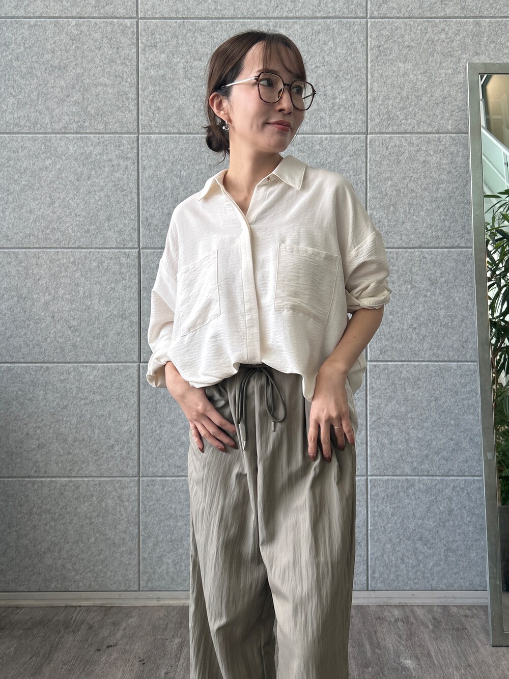 グリーン系のその他パンツを着用したレディースの夏コーディネートの6枚目の写真