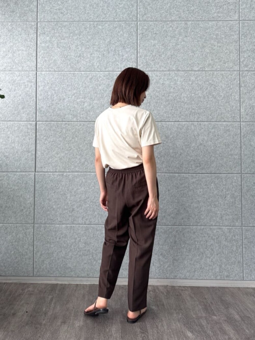 ブラウン系のその他パンツ、ベージュ系のTシャツ/カットソーを着用したレディースの夏コーディネートの4枚目の写真