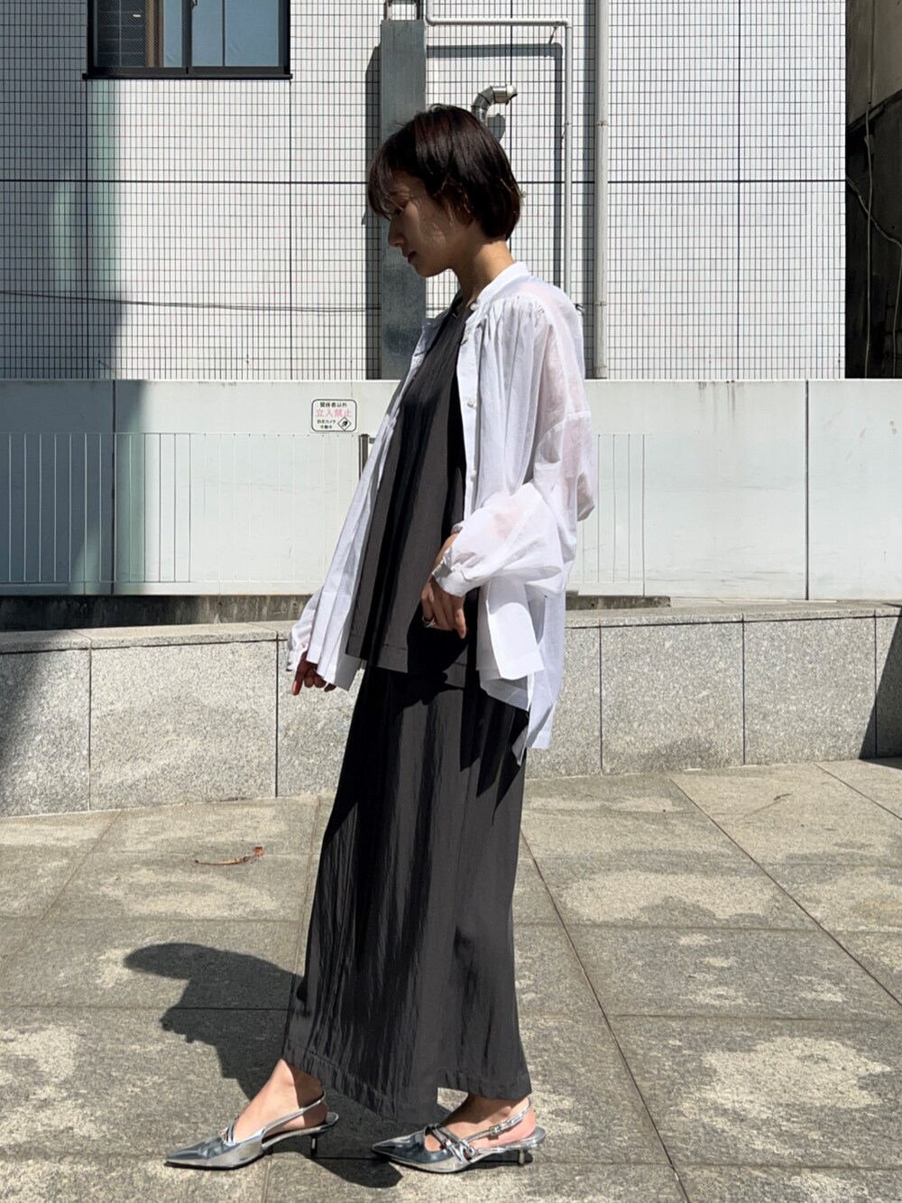 ホワイト系のシャツ/ブラウス、グレー系のシャツ/ブラウス、グレー系のスカートを着用したレディースの春コーディネートの7枚目の写真