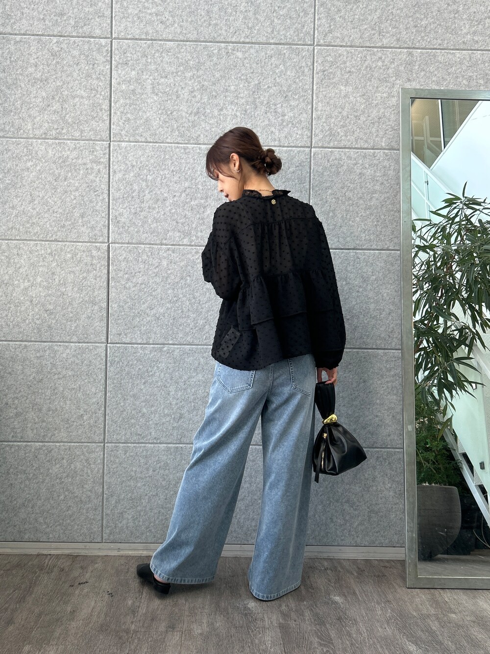 ブラック系のシャツ/ブラウス、ブルー系のデニムパンツを着用したレディースの夏コーディネートの4枚目の写真