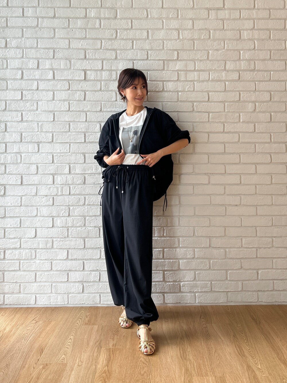 ブラック系のブルゾン、ブラック系のその他パンツを着用したレディースの夏コーディネートの3枚目の写真