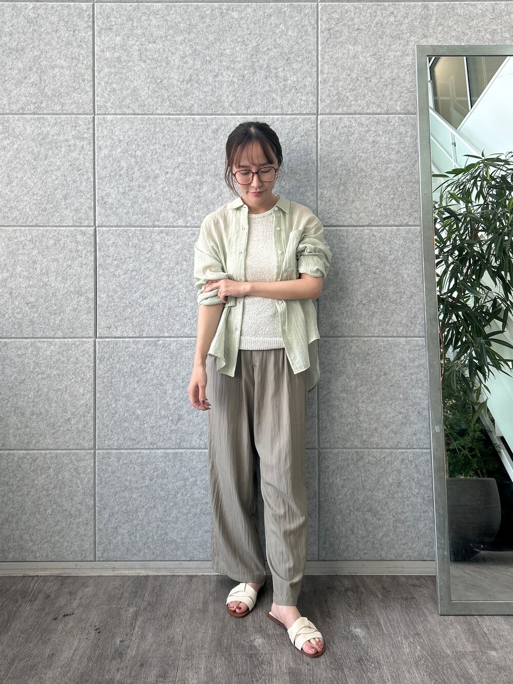 グリーン系のシャツ/ブラウス、グリーン系のその他パンツを着用したレディースの夏コーディネートの3枚目の写真