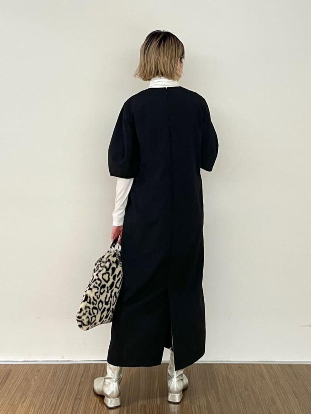 ブラック系のワンピース、ホワイト系のTシャツ/カットソーを着用したレディースの秋コーディネートの4枚目の写真