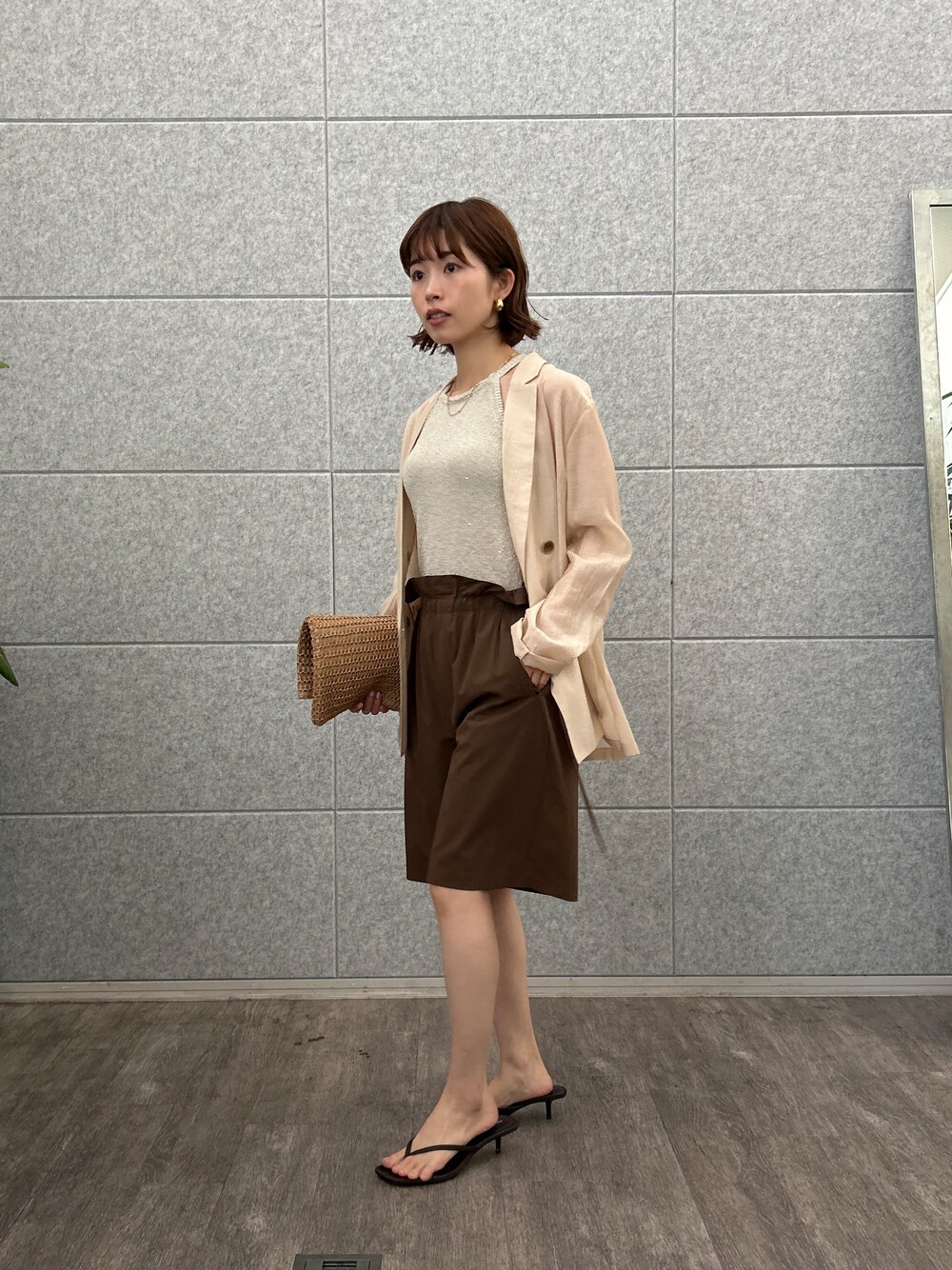 ピンク系のテーラードジャケット、ブラウン系のその他パンツを着用したレディースの夏コーディネートの4枚目の写真