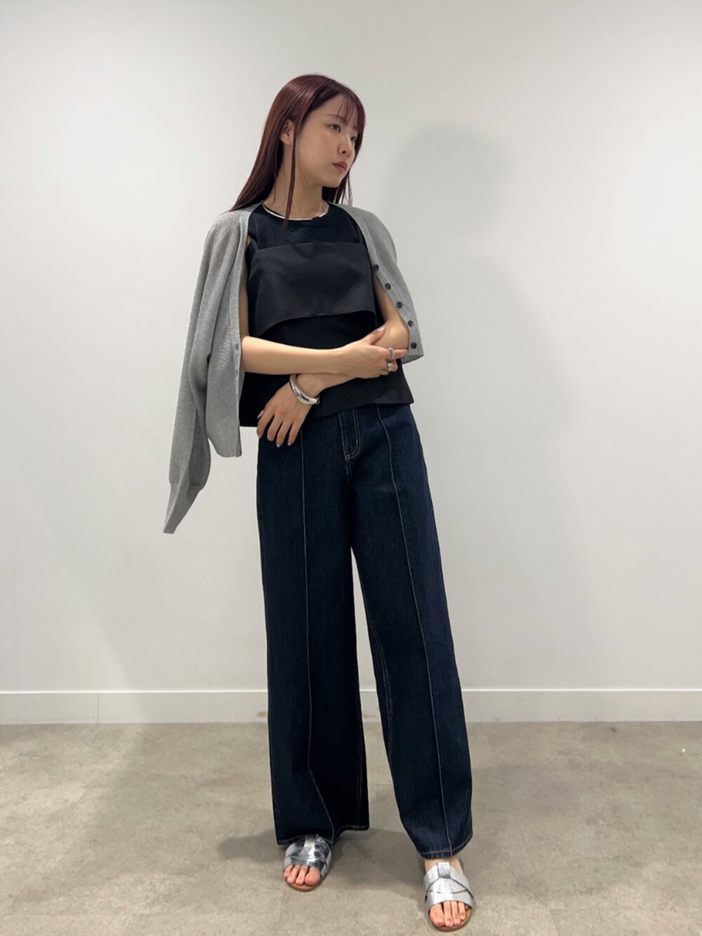 ブルー系のデニムパンツ、グレー系のカーディガン/ボレロ、ブラック系のシャツ/ブラウスを着用したレディースの春コーディネートの5枚目の写真