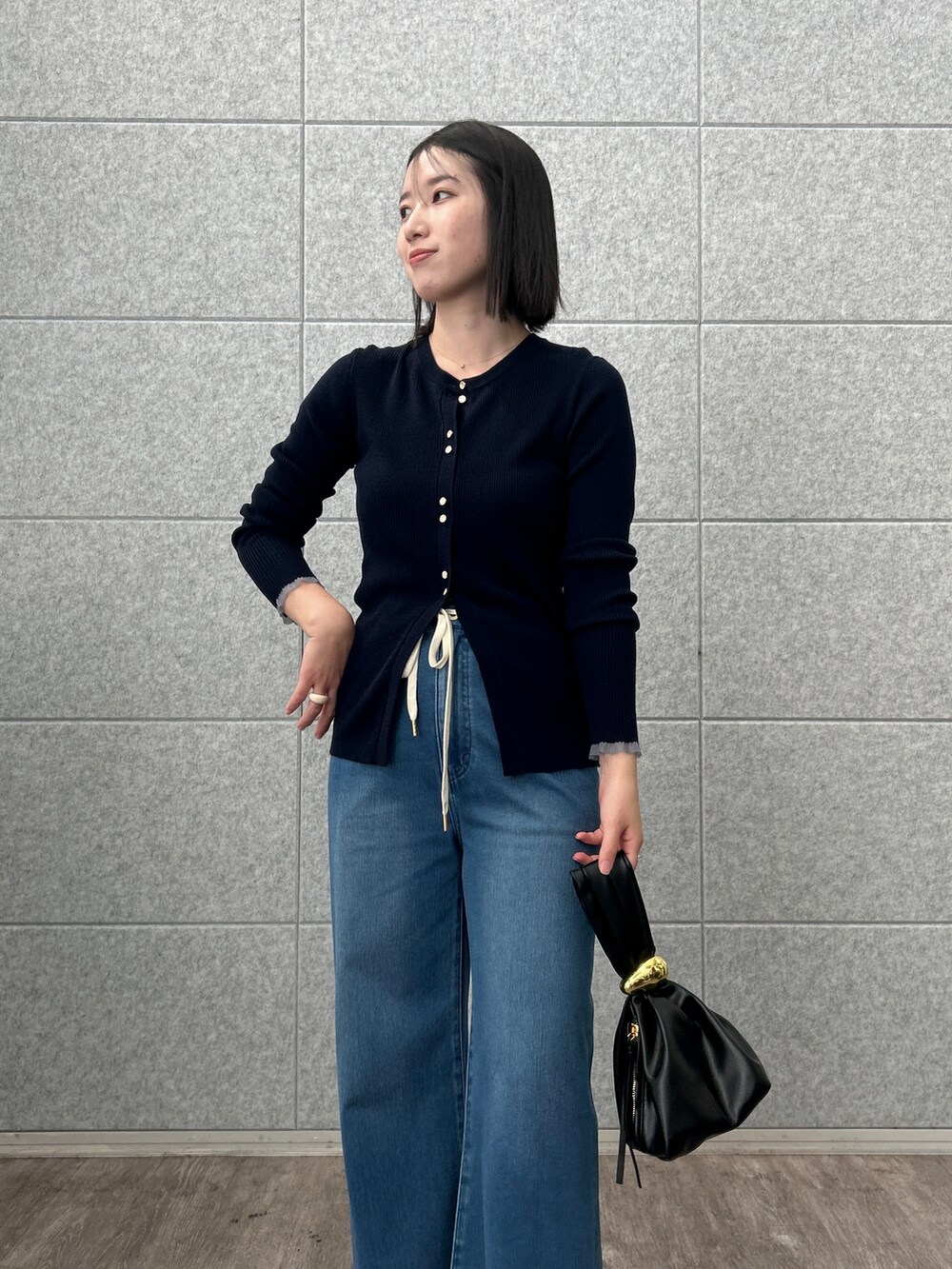 レッド系のカーディガン/ボレロ、ブルー系のデニムパンツを着用したレディースの夏コーディネートの7枚目の写真