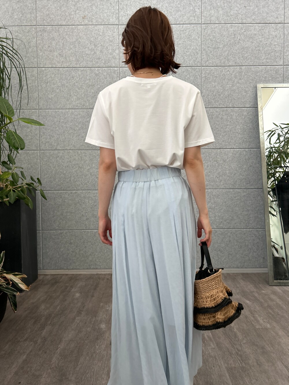 ブルー系のその他パンツを着用したレディースの夏コーディネートの7枚目の写真