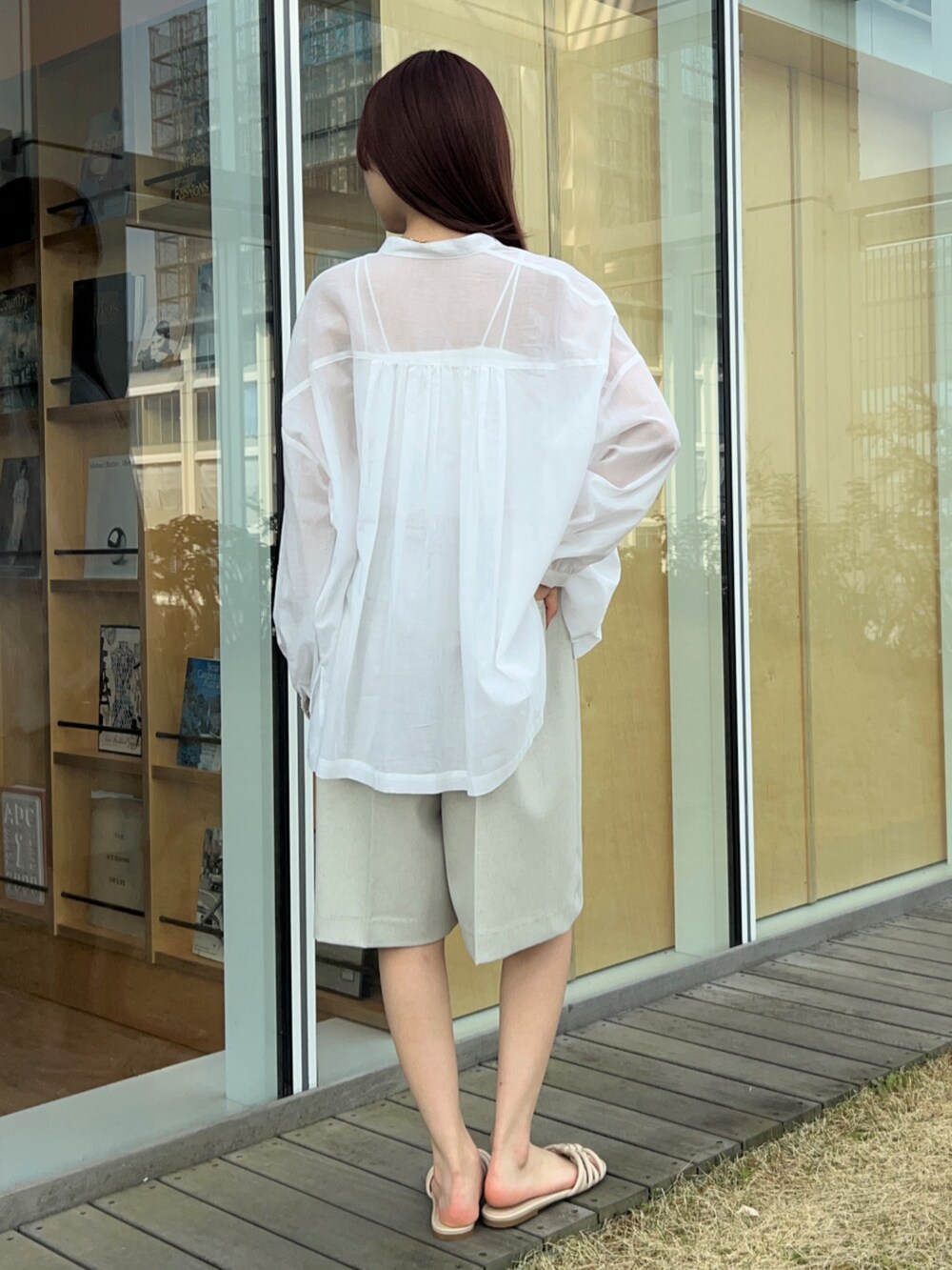 ホワイト系のタンクトップ、ホワイト系のシャツ/ブラウス、ホワイト系のその他パンツを着用したレディースの春コーディネートの3枚目の写真