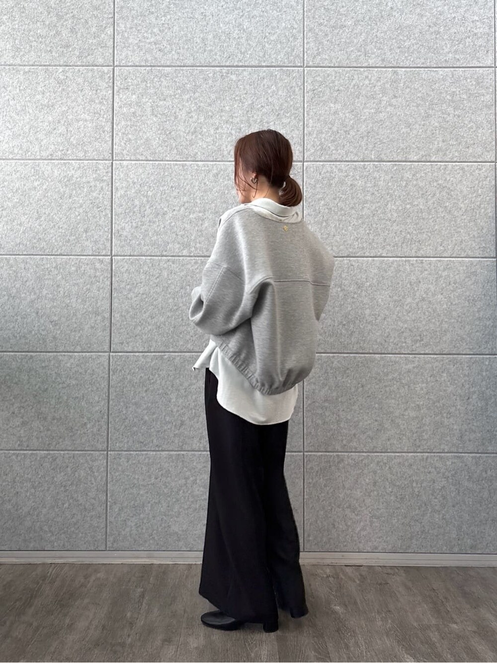 グレー系のブルゾン、ブルー系のシャツ/ブラウス、ブラック系のその他パンツを着用したレディースの秋コーディネートの4枚目の写真
