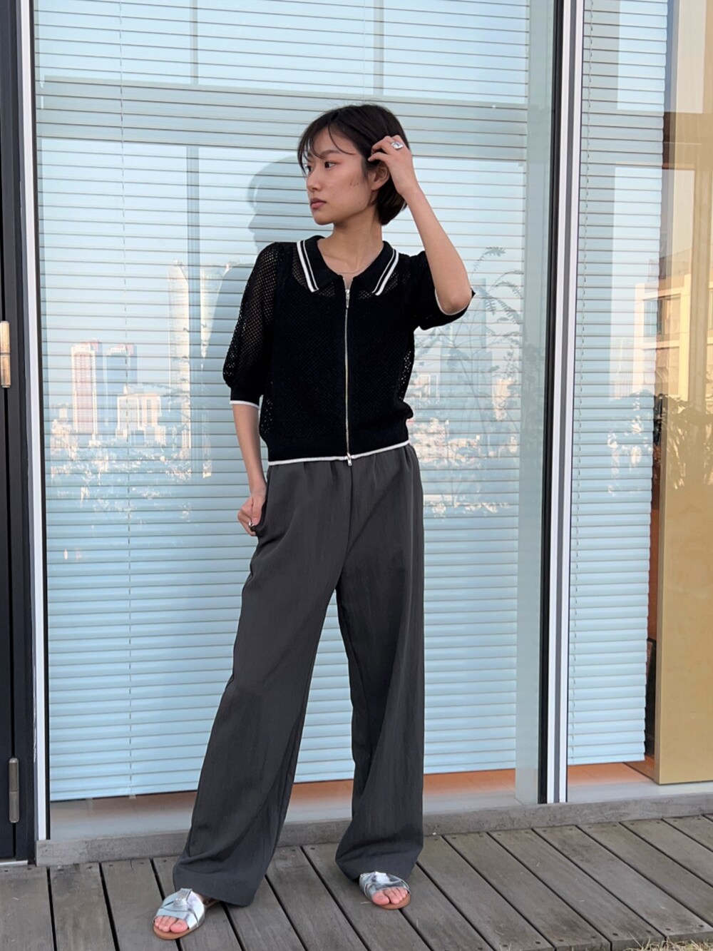 グレー系のその他パンツ、ブラック系のカーディガン/ボレロを着用したレディースの春コーディネートの4枚目の写真