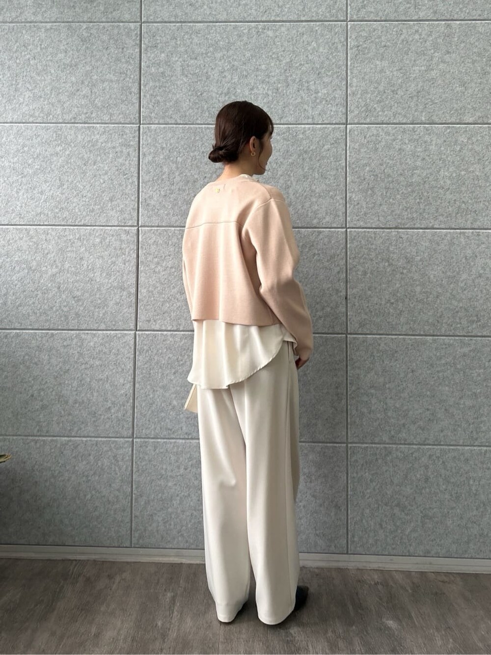 ピンク系のカーディガン/ボレロ、ベージュ系のシャツ/ブラウス、ホワイト系のその他パンツを着用したレディースの冬コーディネートの6枚目の写真