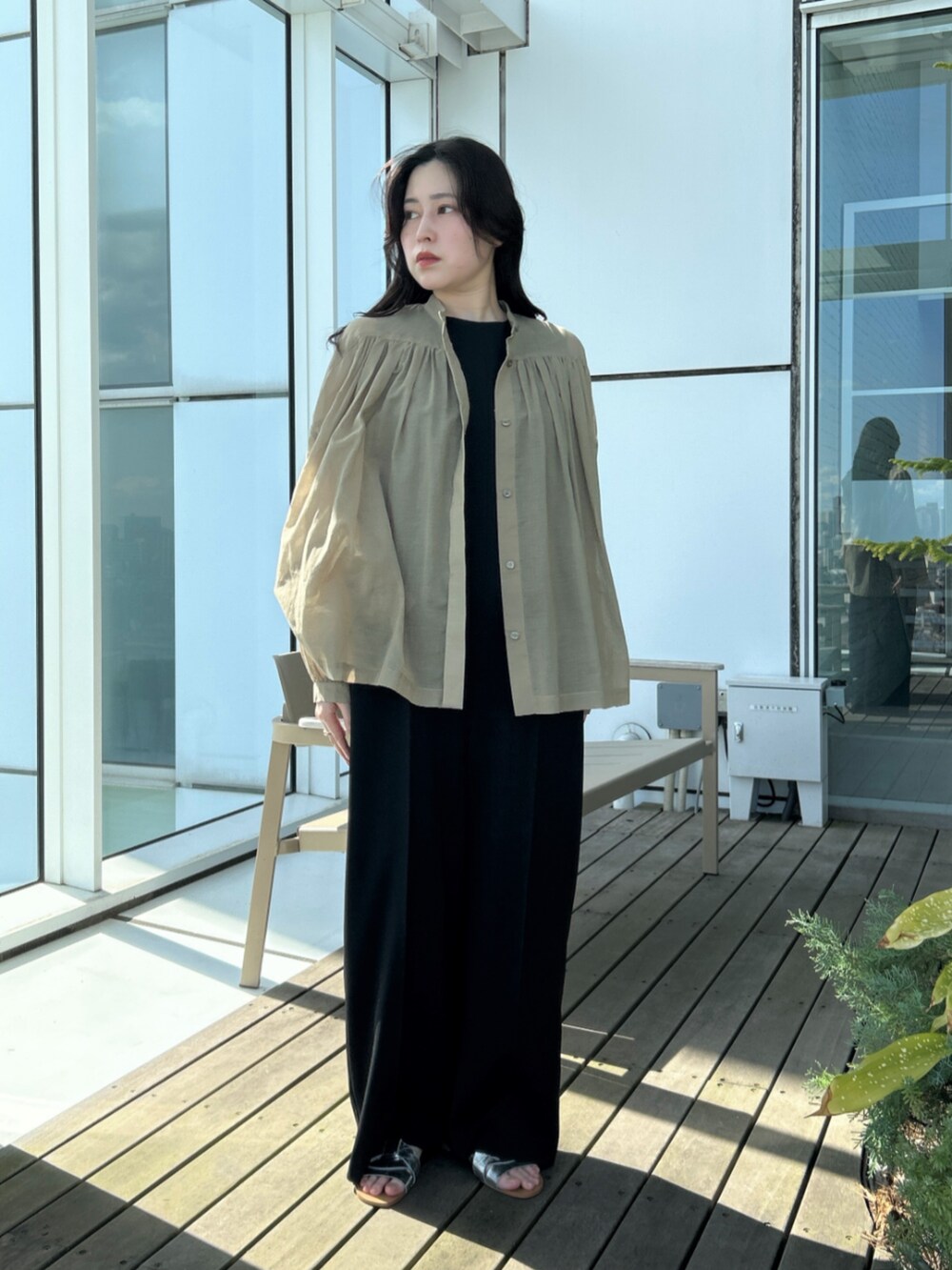 「大人カジュアル、大人かわいい、おでかけコーデ、リラックススタイル、春服コーデ、シンプル・ベーシック、ブラウスコーデ、シアートップス、ラクチンコーデ、ロンパース、カーキ、大人コーデ、春夏コーデ、夏コーデ、ootd」｜「cloencの【手洗い可／セレモニー】ダブルクロスサロペットワンピース（サロペット/オーバーオール、ブラック系）」を使った、cloencさん（レディース・157cm）の春コーディネートの4枚目の写真