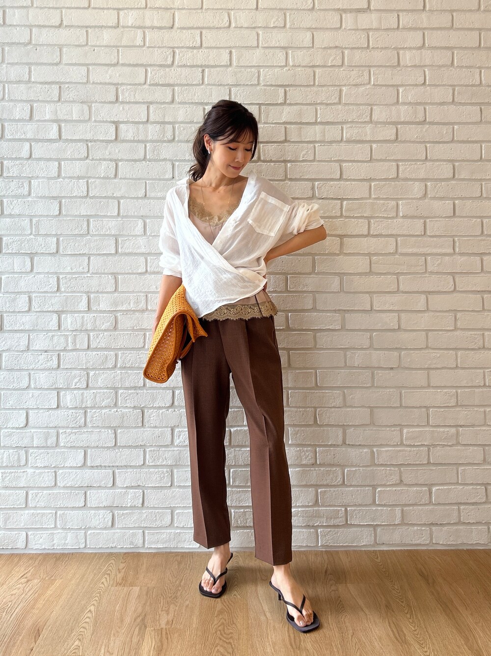 ベージュ系のタンクトップ、ホワイト系のシャツ/ブラウス、ブラウン系のその他パンツを着用したレディースの春コーディネートの2枚目の写真