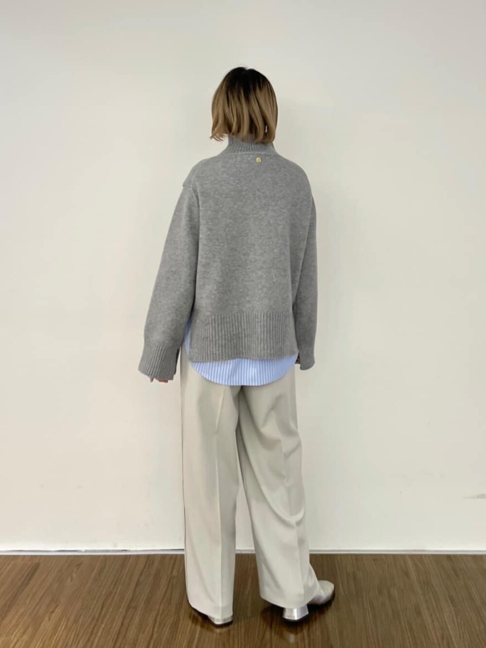 ベージュ系のその他パンツ、グレー系のニット/セーター、ブルー系のシャツ/ブラウスを着用したレディースの秋コーディネートの6枚目の写真