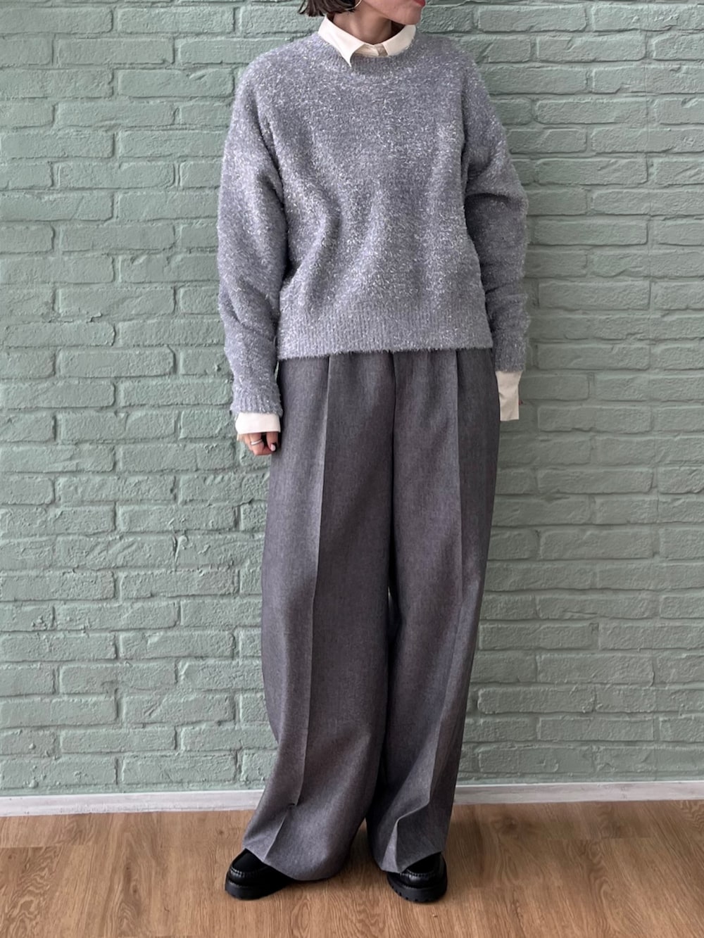 グレー系のその他パンツ、グレー系のニット/セーター、ホワイト系のシャツ/ブラウスを着用したレディースの秋コーディネートの2枚目の写真