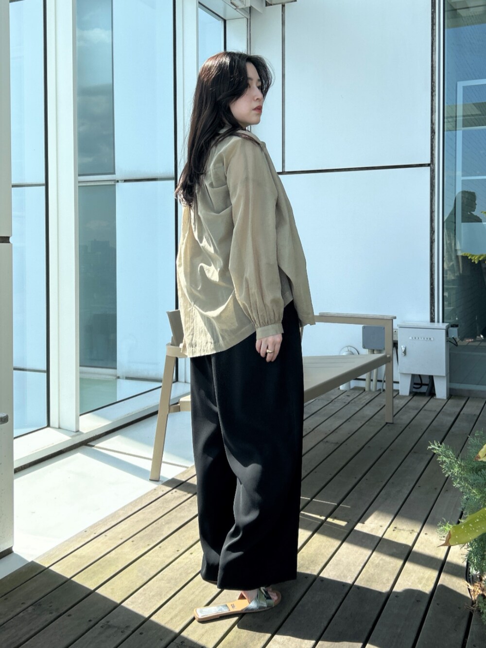 「大人カジュアル、大人かわいい、おでかけコーデ、リラックススタイル、春服コーデ、シンプル・ベーシック、ブラウスコーデ、シアートップス、ラクチンコーデ、ロンパース、カーキ、大人コーデ、春夏コーデ、夏コーデ、ootd」｜「cloencの【手洗い可／セレモニー】ダブルクロスサロペットワンピース（サロペット/オーバーオール、ブラック系）」を使った、cloencさん（レディース・157cm）の春コーディネートの5枚目の写真