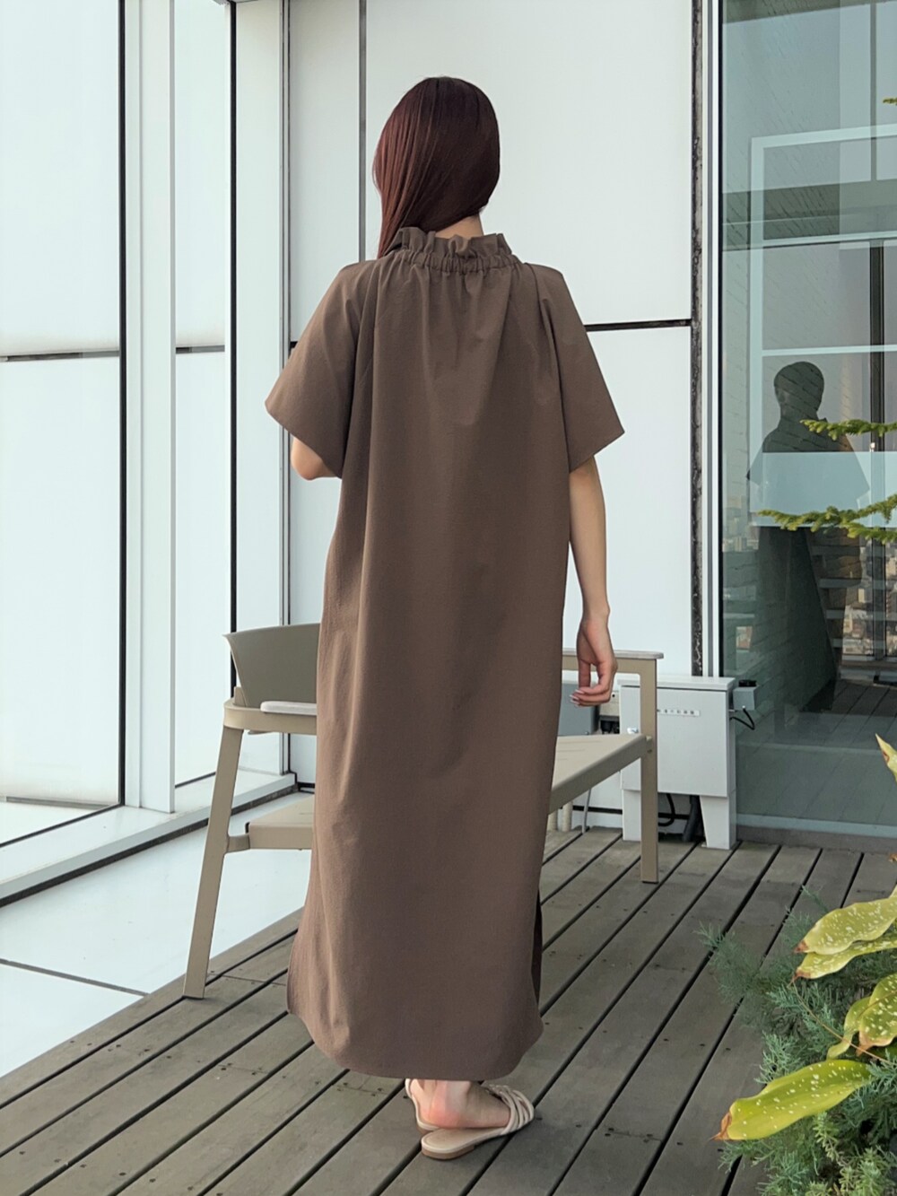 イエロー系のワンピースを着用したレディースの春コーディネートの5枚目の写真