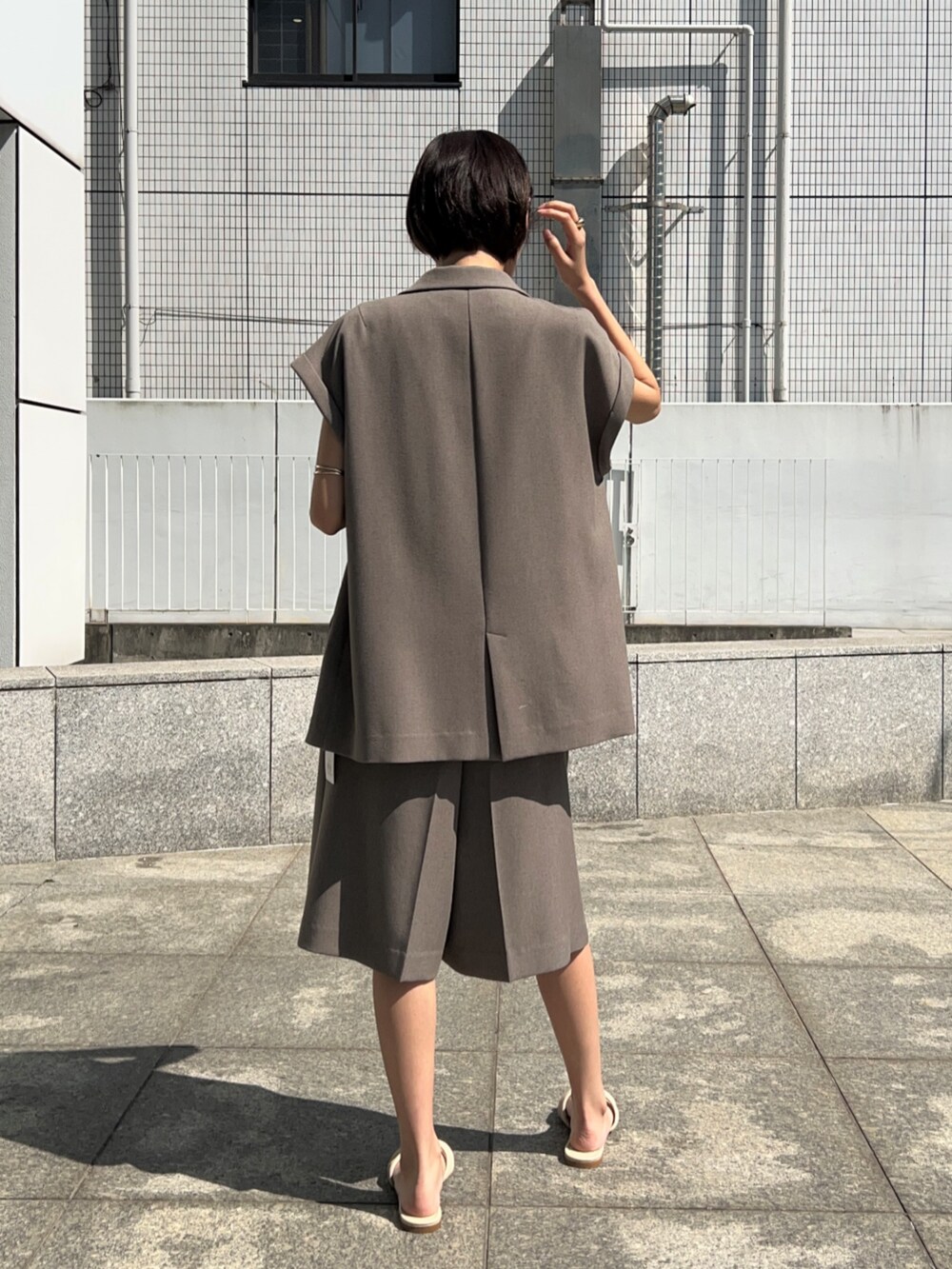 ブラウン系のテーラードジャケット、ブラウン系のその他パンツ、ピンク系のTシャツ/カットソーを着用したレディースの春コーディネートの4枚目の写真