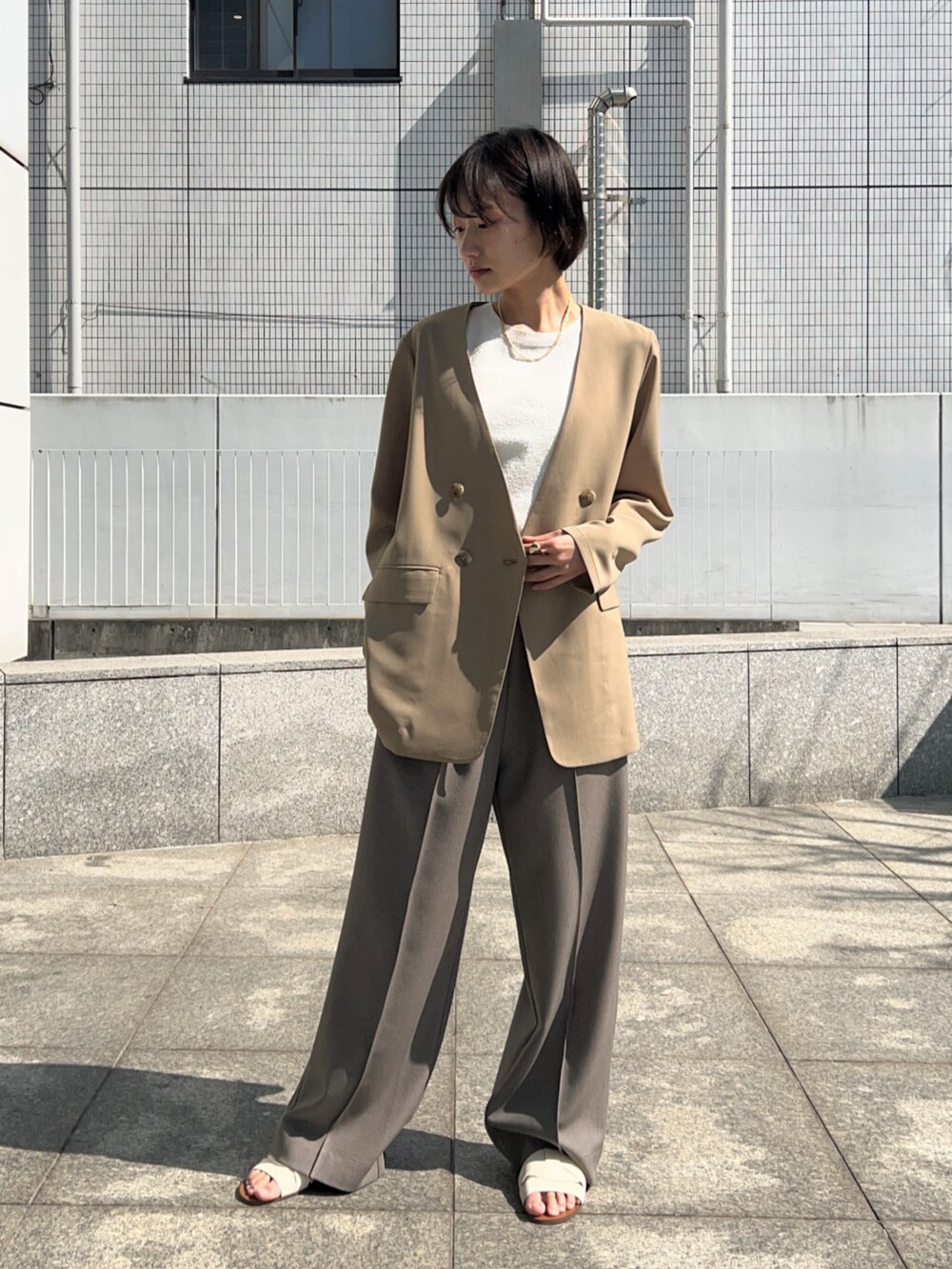 「ジャケット、レイヤードスタイル、トートバッグ、オトナカジュアル、きれいめコーデ、大人女子、春、大人コーデ、ゆるシルエット、淡色コーデ、春カラー、パンツスタイル、オフィスカジュアル、オフィススタイル」｜「cloencの【セットアップ／通勤】ノーカラージャケット（ノーカラージャケット、ベージュ系）」を使った、cloencさん（レディース・158cm）の春コーディネートの2枚目の写真