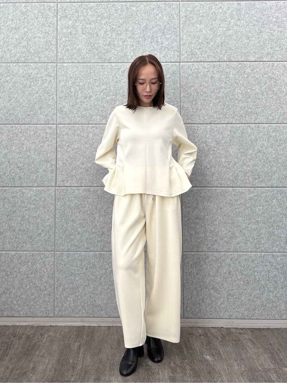 ホワイト系のTシャツ/カットソー、ホワイト系のその他パンツを着用したレディースの秋コーディネートの2枚目の写真