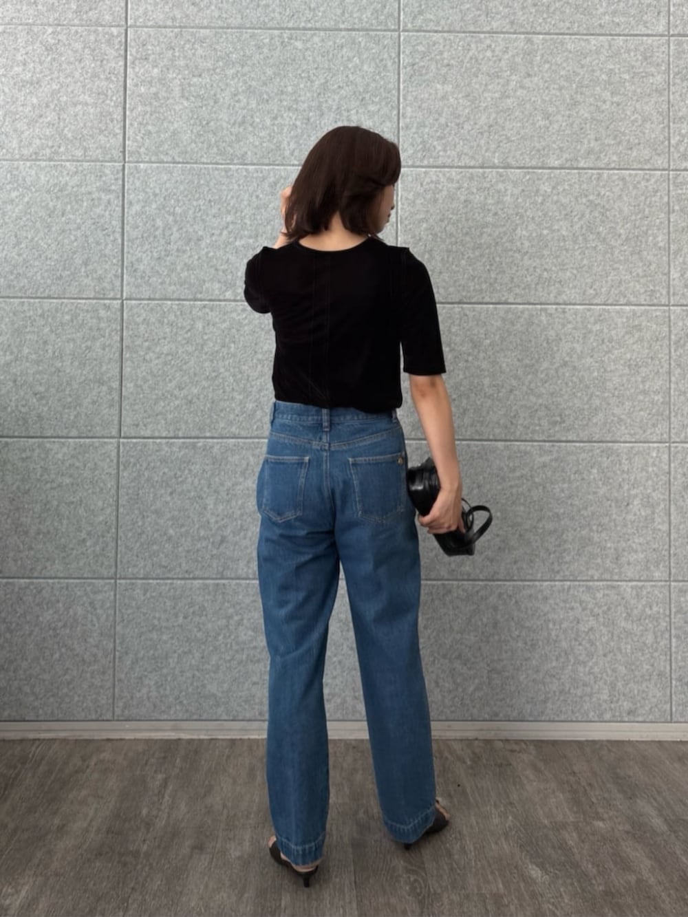 ブルー系のデニムパンツ、ブラック系のTシャツ/カットソーを着用したレディースの夏コーディネートの4枚目の写真