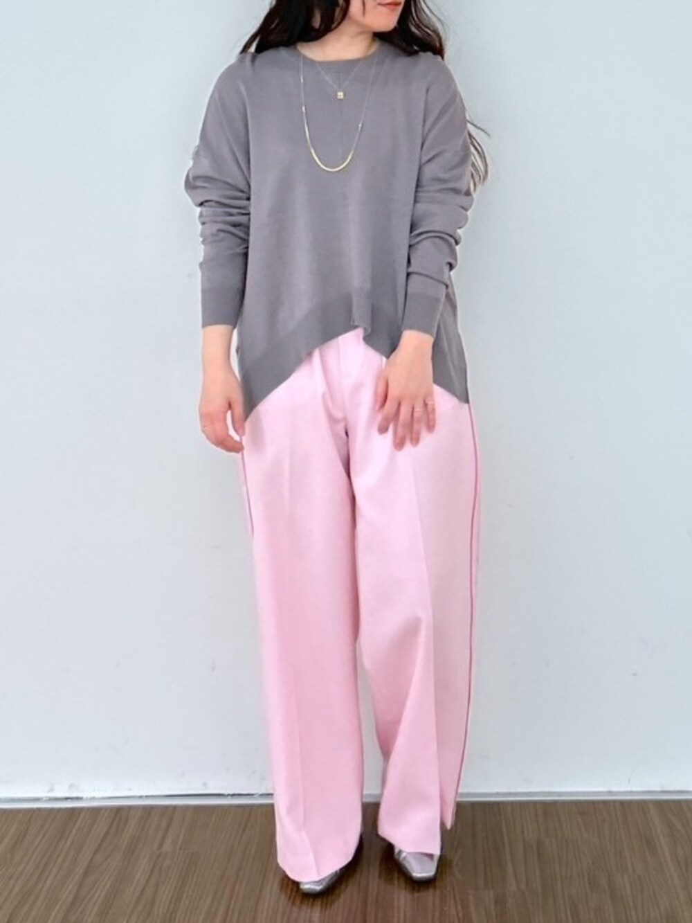 ピンク系のその他パンツ、グレー系のニット/セーターを着用したレディースの春コーディネートの3枚目の写真