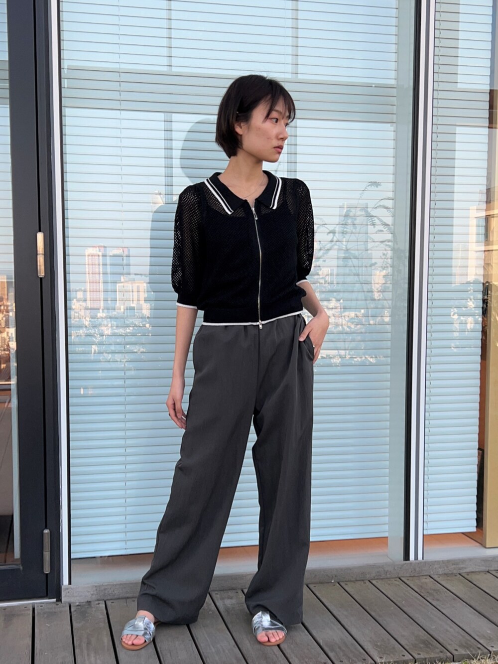 グレー系のその他パンツ、ブラック系のカーディガン/ボレロを着用したレディースの春コーディネートの3枚目の写真