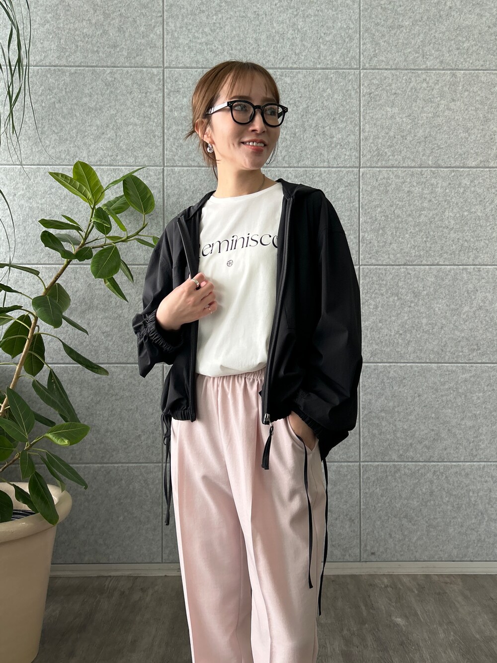 ブラック系のブルゾン、ホワイト系のTシャツ/カットソーを着用したレディースの春コーディネートの8枚目の写真