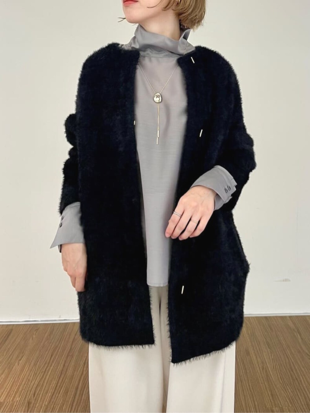 ブラック系のカーディガン/ボレロ、ベージュ系のその他パンツ、グレー系のシャツ/ブラウスを着用したレディースの秋コーディネートの6枚目の写真