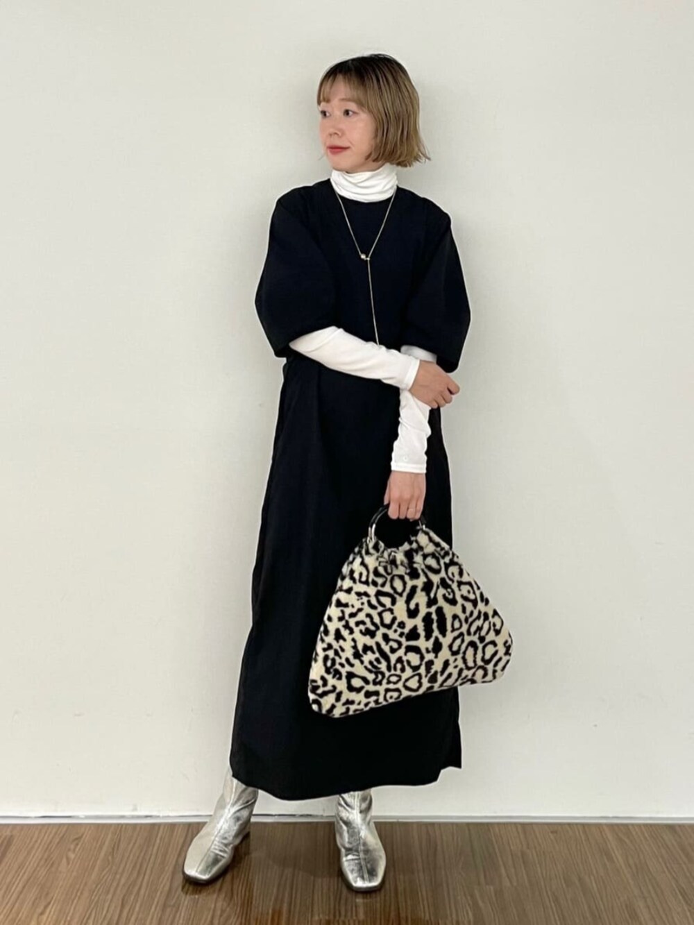 ブラック系のワンピース、ホワイト系のTシャツ/カットソーを着用したレディースの秋コーディネートの2枚目の写真