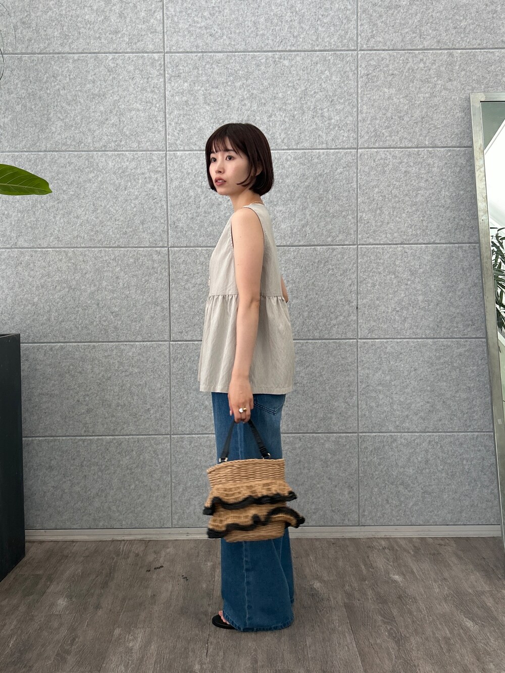 グレー系のシャツ/ブラウス、ブルー系のデニムパンツを着用したレディースの夏コーディネートの4枚目の写真