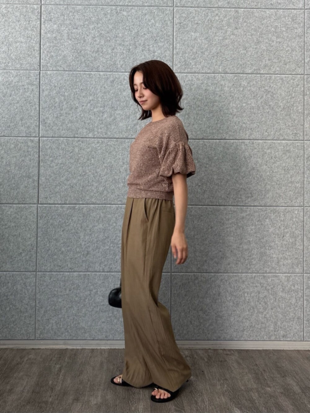 ブラウン系のその他パンツ、ブラウン系のTシャツ/カットソーを着用したレディースの夏コーディネートの5枚目の写真