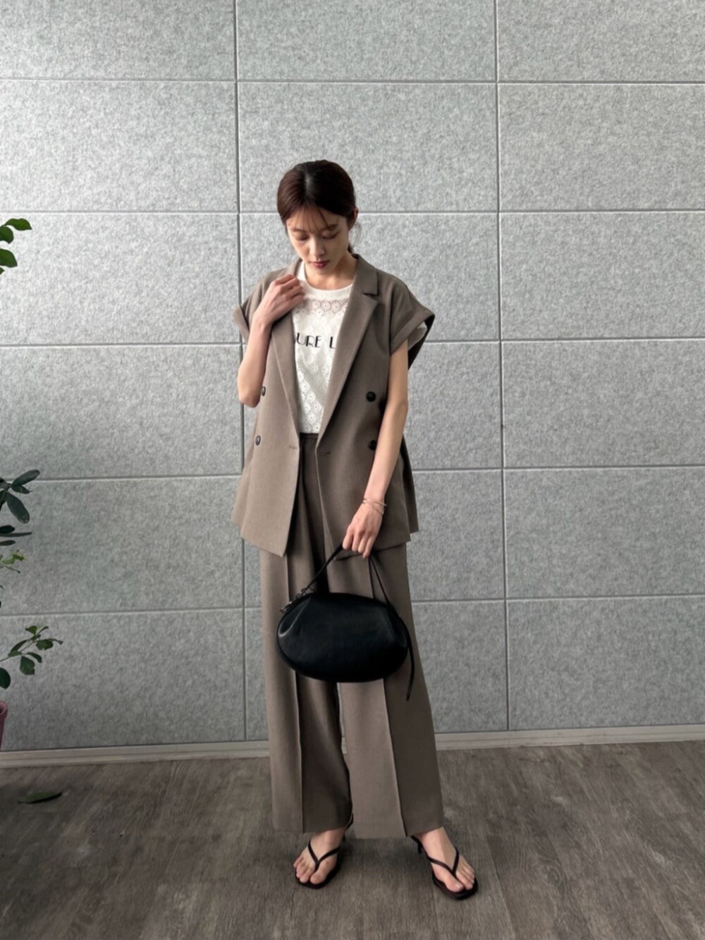 ブラウン系のテーラードジャケット、ブラウン系のその他パンツ、ホワイト系のTシャツ/カットソーを着用したレディースの夏コーディネートの4枚目の写真