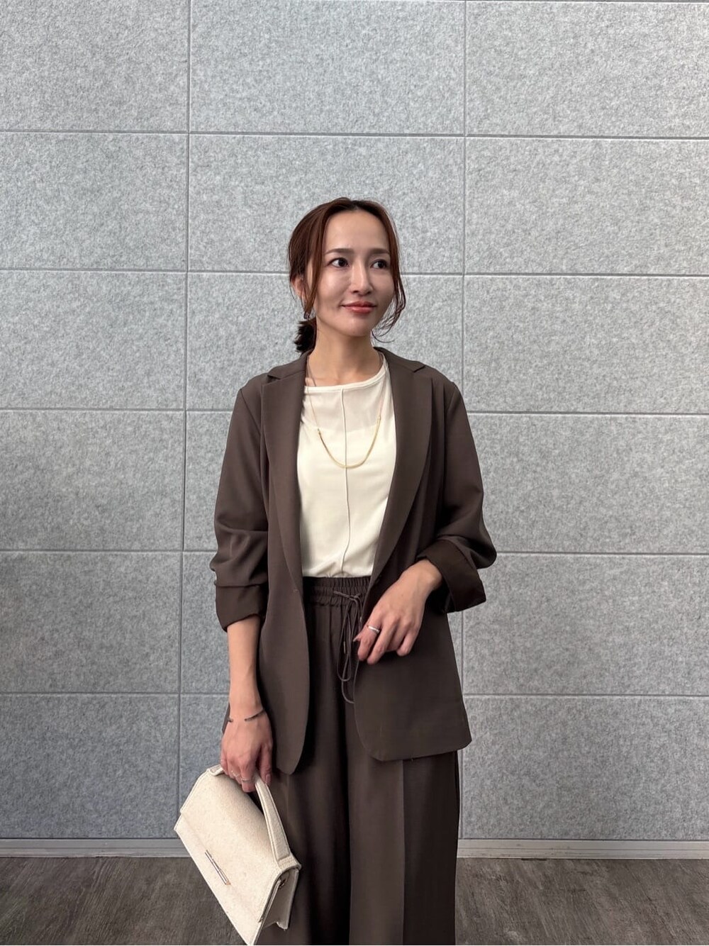 ブラウン系のテーラードジャケット、ブラウン系のその他パンツ、ホワイト系のTシャツ/カットソーを着用したレディースの秋コーディネートの8枚目の写真