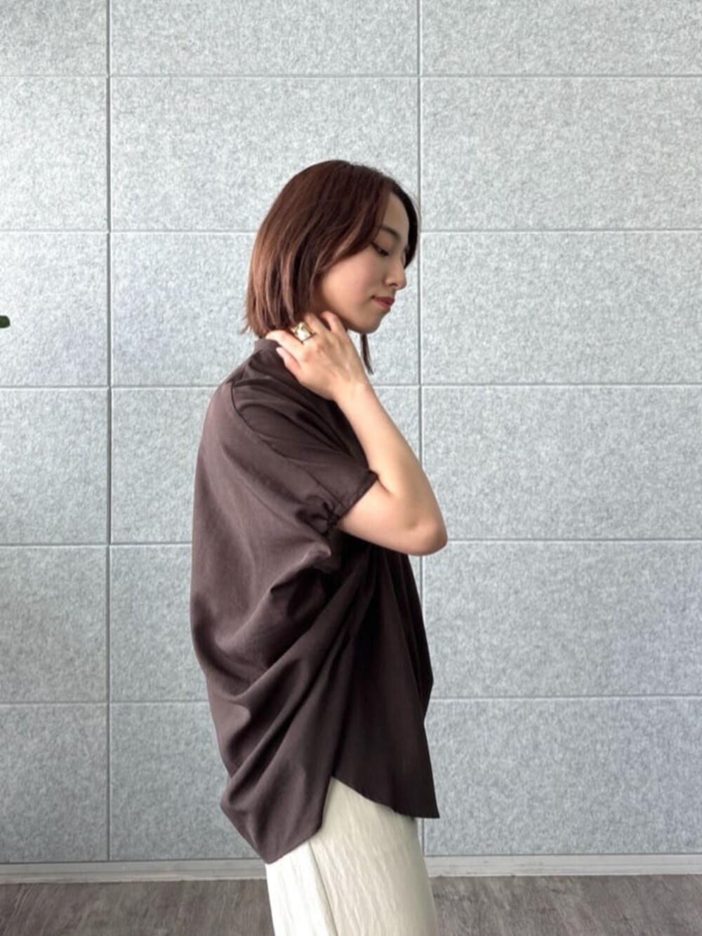ベージュ系のその他パンツ、ブラウン系のシャツ/ブラウスを着用したレディースの夏コーディネートの5枚目の写真