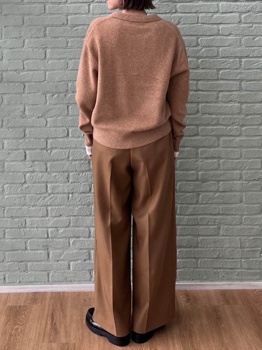 ホワイト系のTシャツ/カットソー、イエロー系のその他パンツ、イエロー系のニット/セーターを着用したレディースの秋コーディネートの4枚目の写真