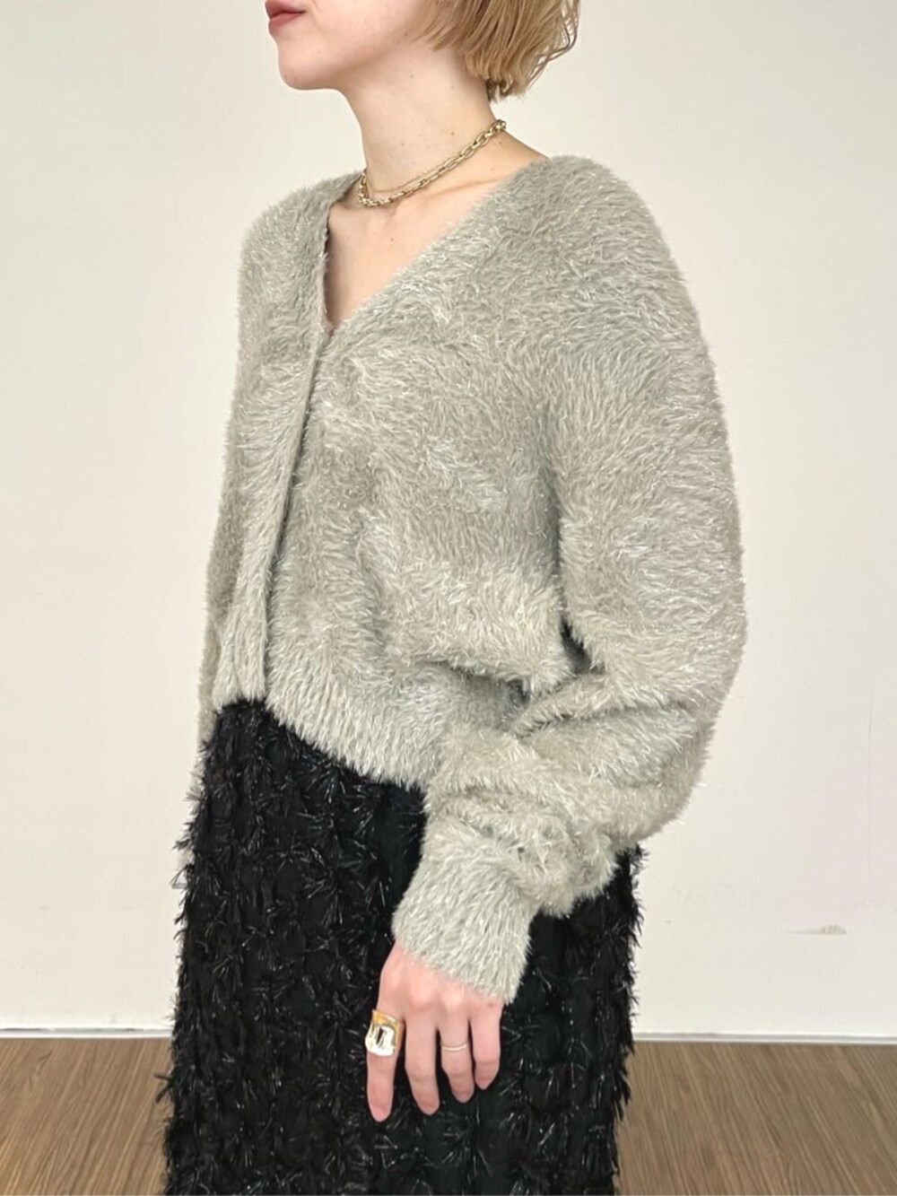 ブラック系のスカート、グリーン系のカーディガン/ボレロを着用したレディースの冬コーディネートの6枚目の写真