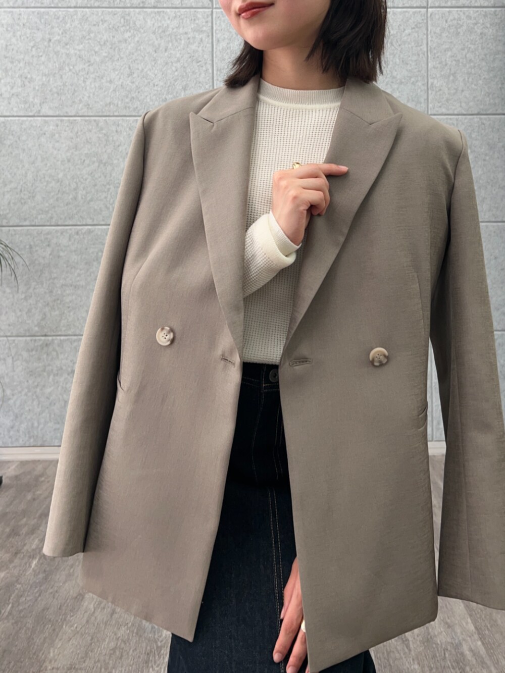 ブラウン系のテーラードジャケット、ブルー系のデニムスカート、ホワイト系のTシャツ/カットソーを着用したレディースの春コーディネートの6枚目の写真
