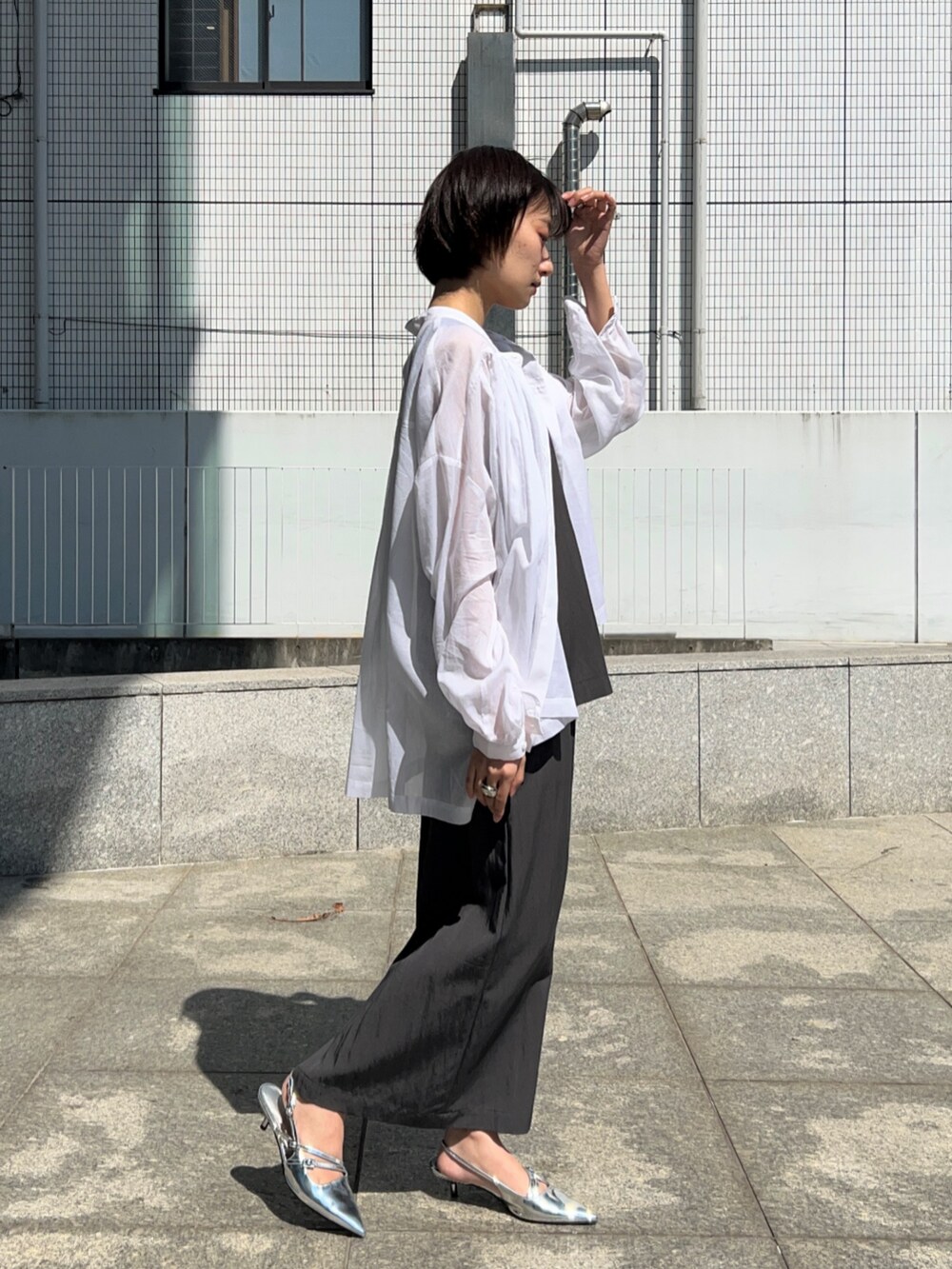 ホワイト系のシャツ/ブラウス、グレー系のシャツ/ブラウス、グレー系のスカートを着用したレディースの春コーディネートの8枚目の写真