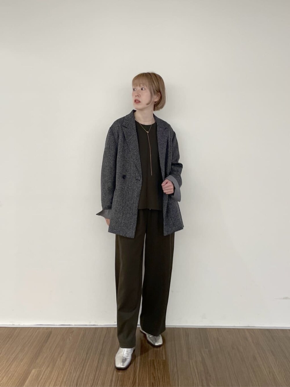 ブラウン系のその他パンツ、ブラウン系のTシャツ/カットソー、ブラック系のテーラードジャケットを着用したレディースの秋コーディネートの2枚目の写真