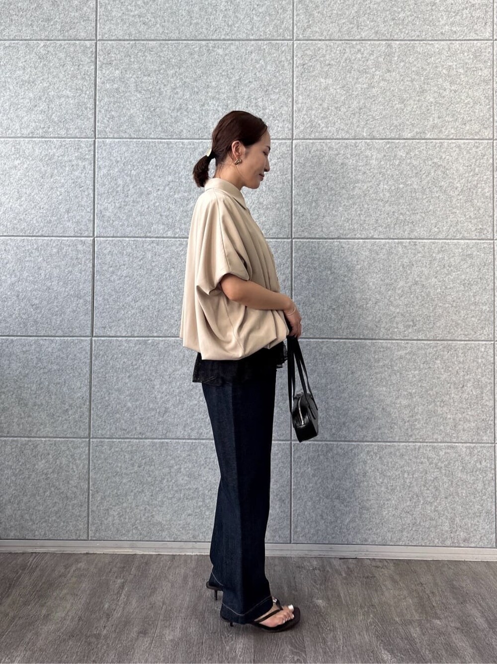 ベージュ系のシャツ/ブラウス、ブラック系のTシャツ/カットソーを着用したレディースの夏コーディネートの3枚目の写真