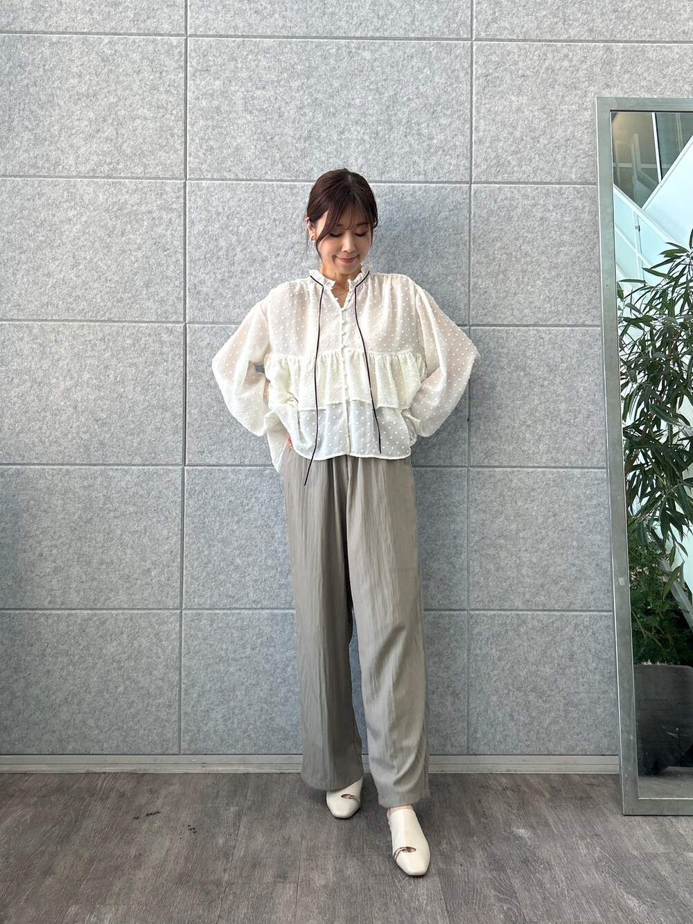 グリーン系のその他パンツを着用したレディースの夏コーディネートの2枚目の写真