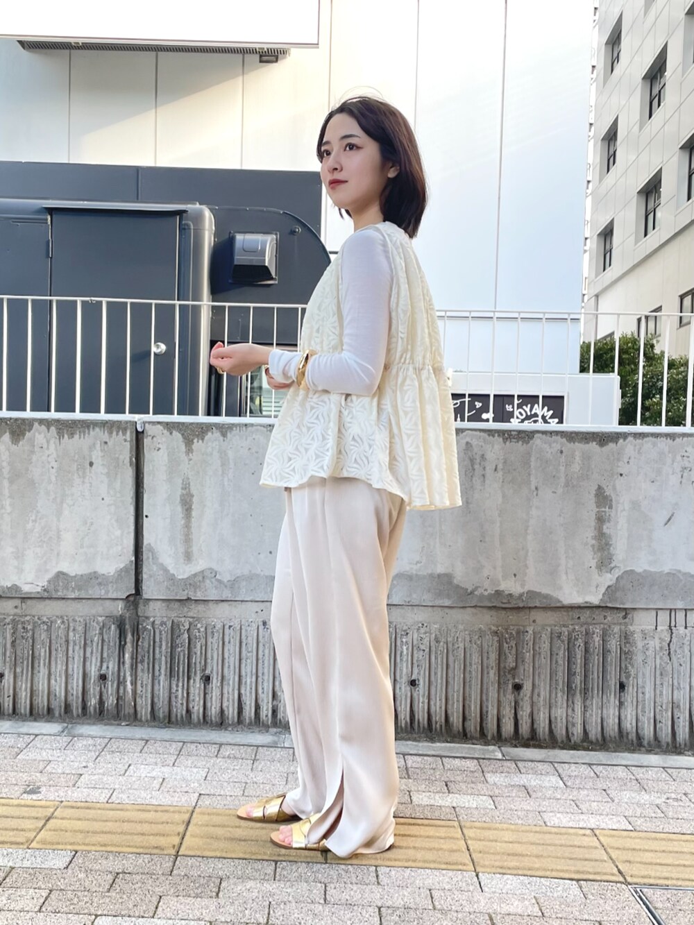 ベージュ系のその他パンツ、ホワイト系のその他トップス、ホワイト系のシャツ/ブラウスを着用したレディースの春コーディネートの4枚目の写真