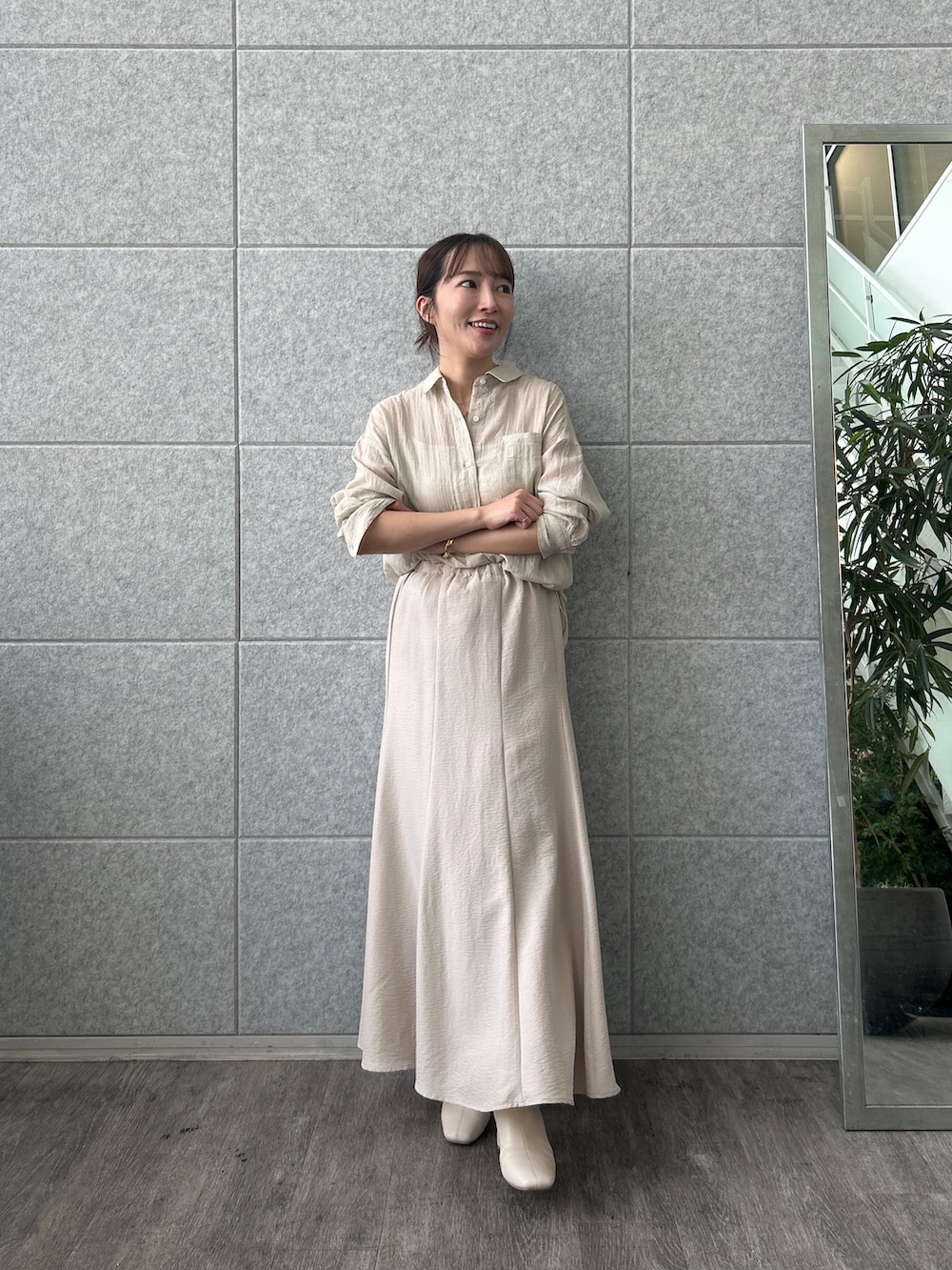 ベージュ系のシャツ/ブラウスを着用したレディースの夏コーディネートの2枚目の写真