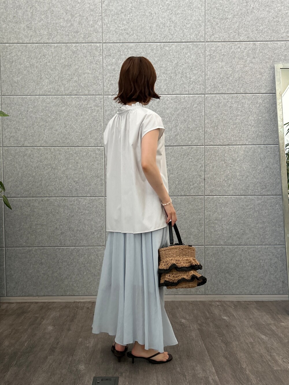 グレー系のシャツ/ブラウス、ブルー系のその他パンツを着用したレディースの夏コーディネートの6枚目の写真