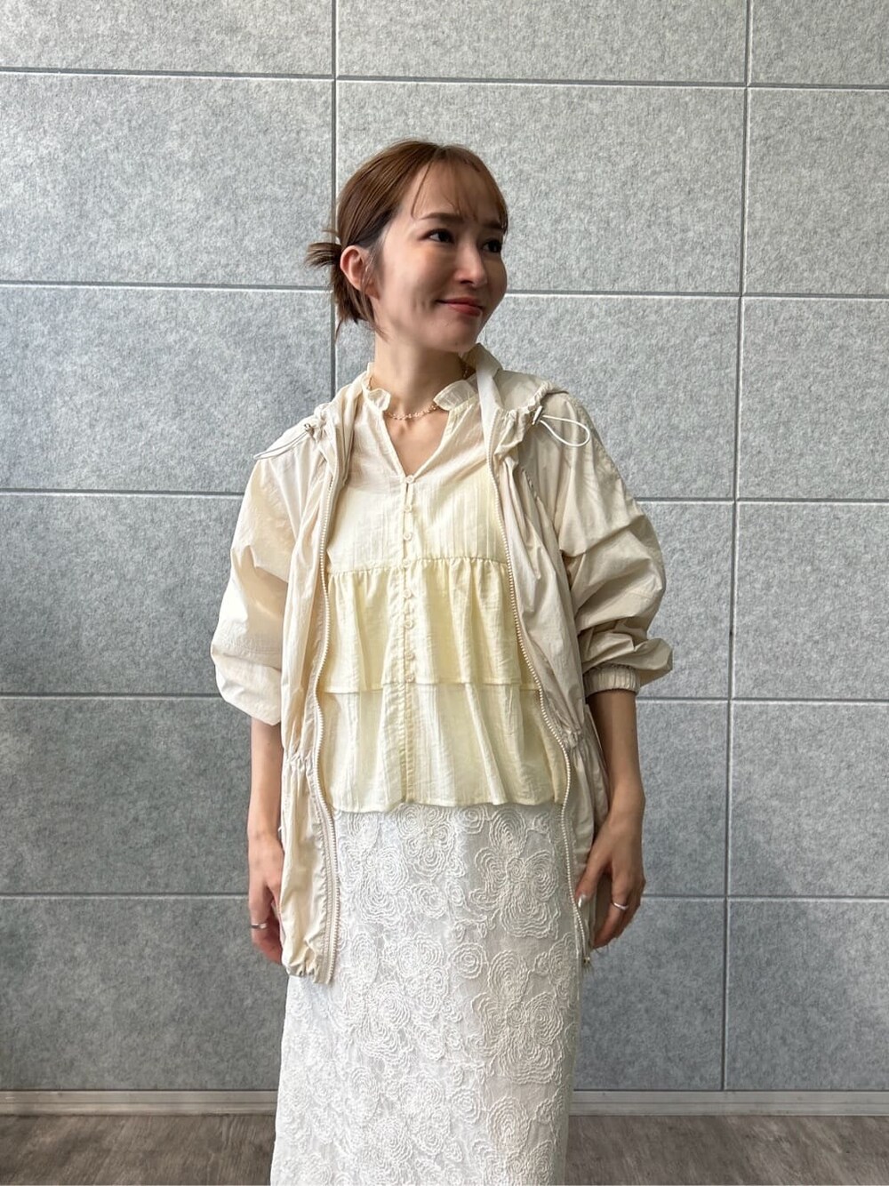 イエロー系のシャツ/ブラウス、ホワイト系のブルゾン、ホワイト系のスカートを着用したレディースの春コーディネートの10枚目の写真
