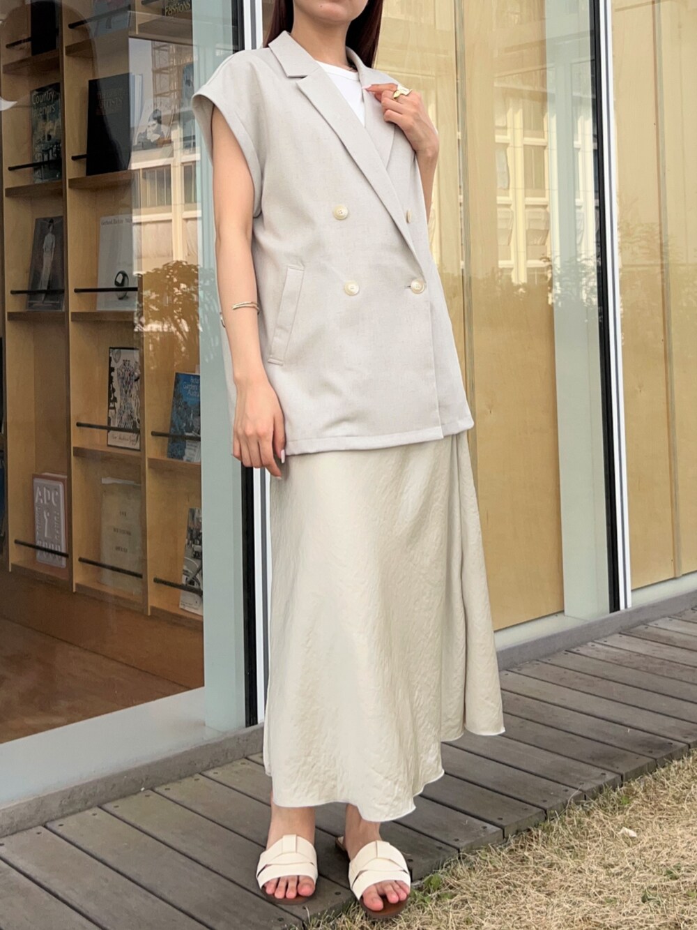 「レイヤードスタイル、淡色コーデ、きれいめカジュアル、休日スタイル、お出かけコーデ、マーメイドスカート、大人女子、ゆるコーデ、スカートスタイル、キレイめ、オトナ女子、ootd、オトナカジュアル」｜「cloencの【手洗い可】サテンフレアスカート（スカート、ベージュ系）」を使った、cloencさん（レディース・164cm）の春コーディネートの6枚目の写真