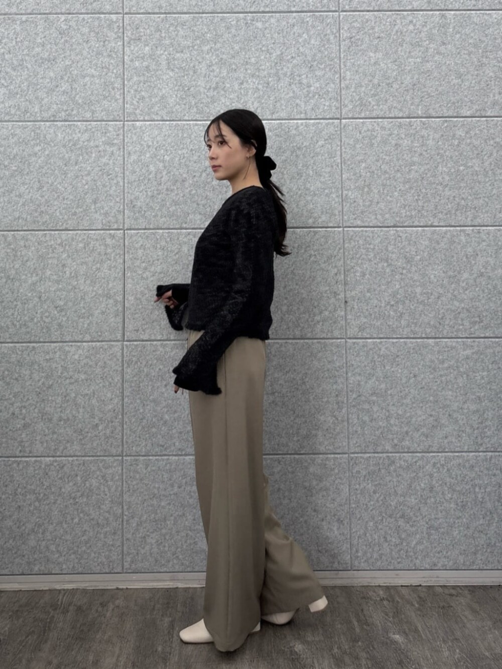 グリーン系のその他パンツ、ブラック系のTシャツ/カットソー、ブラック系のカーディガン/ボレロを着用したレディースの秋コーディネートの3枚目の写真